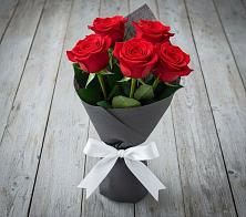 Букет 5 Красных роз Эдлесс Лав в Бурмакино