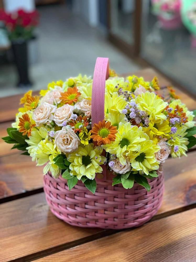 Цветочная композиция из Хризантемы и Розы в корзине в Бурмакино