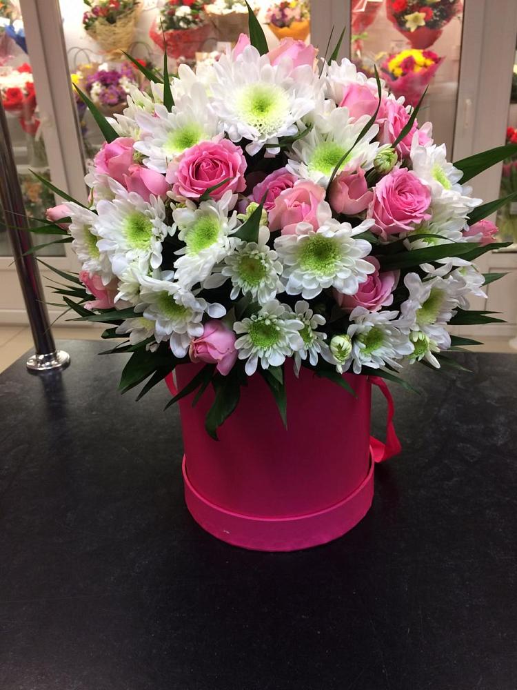 Цветочная композиция из Розы и Хризантемы в шляпной коробке в Бурмакино